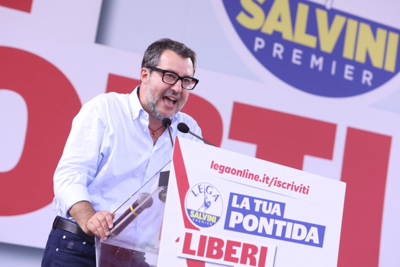 Migranti, Salvini: “Permesso di soggiorno a punti, chi sbaglia torna a casa sua”