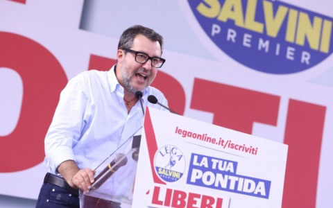 Migranti, Salvini: “Permesso di soggiorno a punti, chi sbaglia torna a casa sua”