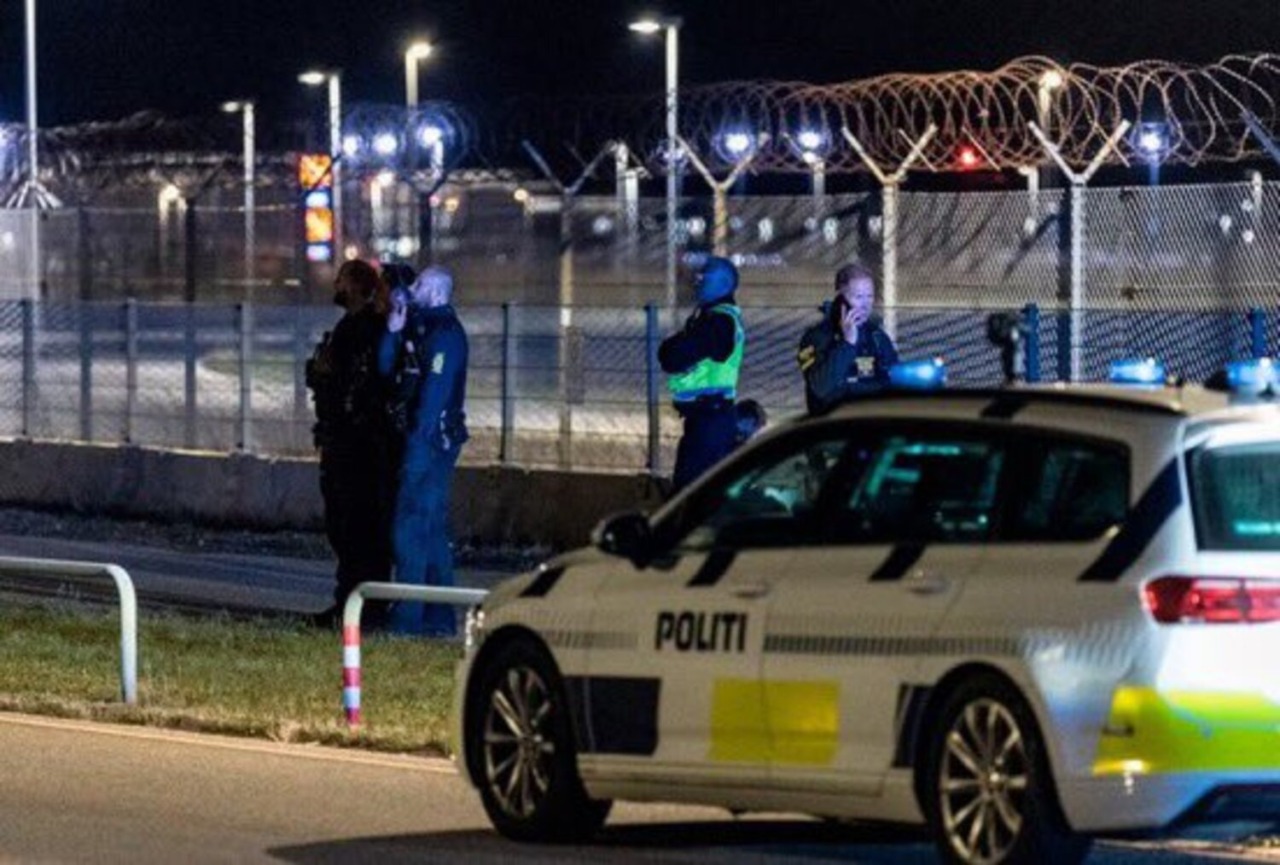 Nato e Usa intercettano jet russi. Mosca: "Se li abbattete è guerra"