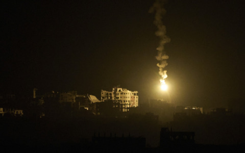 La notte più lunga a Gaza city, bombardamenti senza sosta. Rubio: “Il Qatar è l’unico che può mediare”