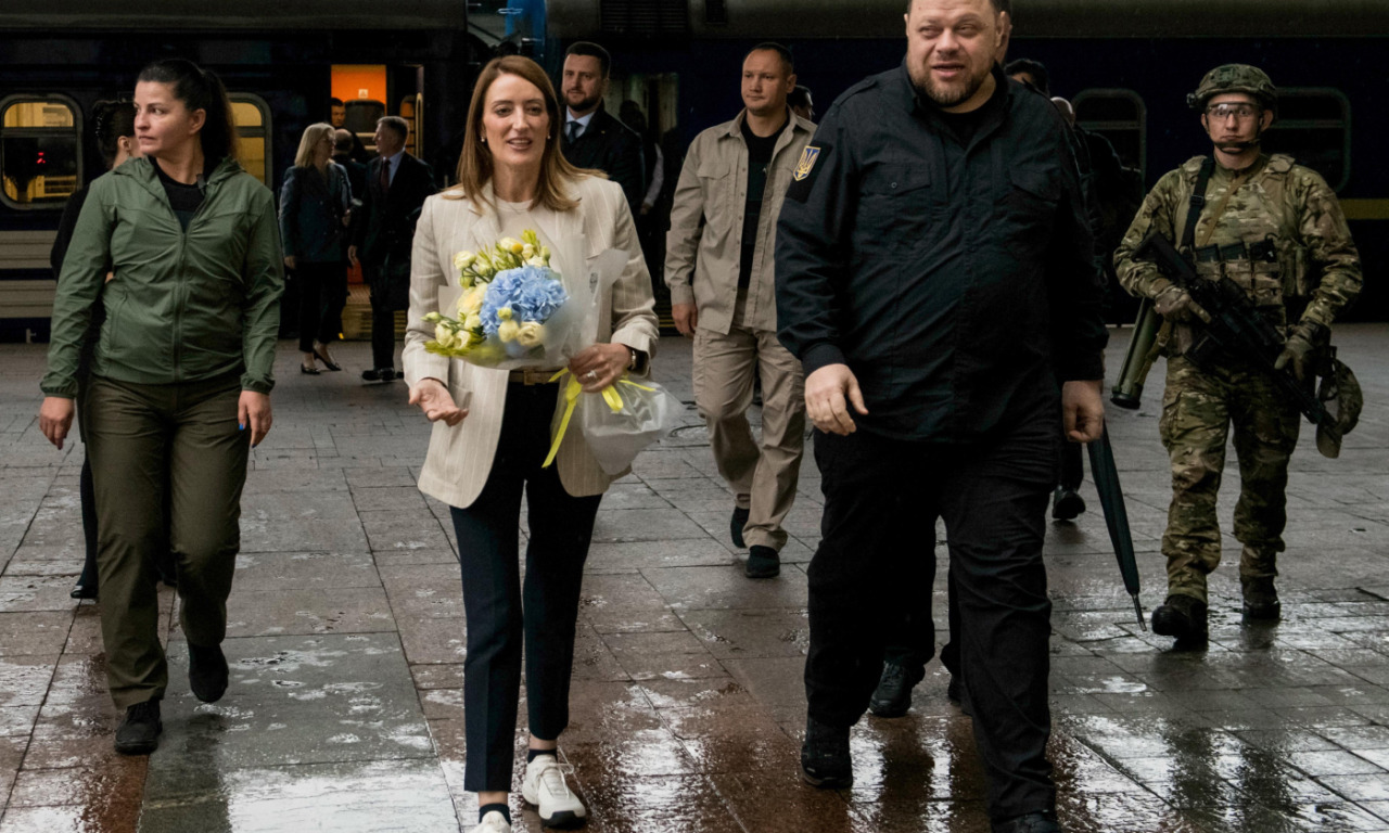 La presidente del Parlamento Ue Metsola in visita a Kiev, nuovo bombardamento russo in Ucraina nella notte