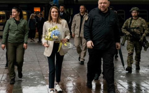 La presidente del Parlamento Ue Metsola in visita a Kiev, nuovo bombardamento russo in Ucraina nella notte