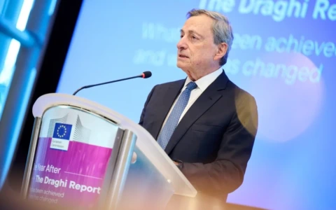 Draghi bacchetta l’Europa: “Troppo lenta e divisa. Anche le regole green sull’auto vanno riviste”