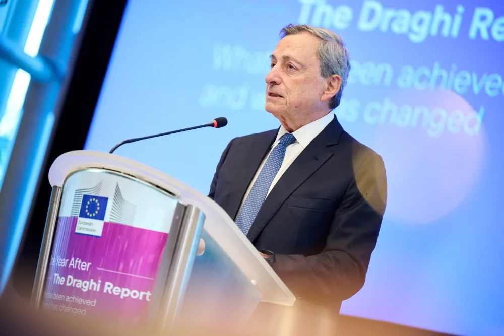 Draghi bacchetta l’Europa: “Troppo lenta e divisa. Anche le regole green sull’auto vanno riviste”