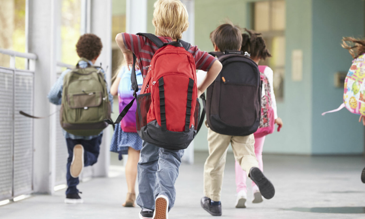 Primo giorno di scuola, Telefono Azzurro mette in guardia: “Non mettete le foto dei figli sui social”