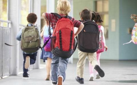 Primo giorno di scuola, Telefono Azzurro mette in guardia: “Non mettete le foto dei figli sui social”