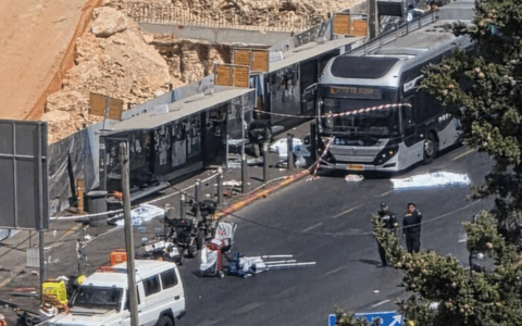 Attentato su un autobus a Gerusalemme, sette morti e molti feriti. Per Hamas gli autori “eroi”