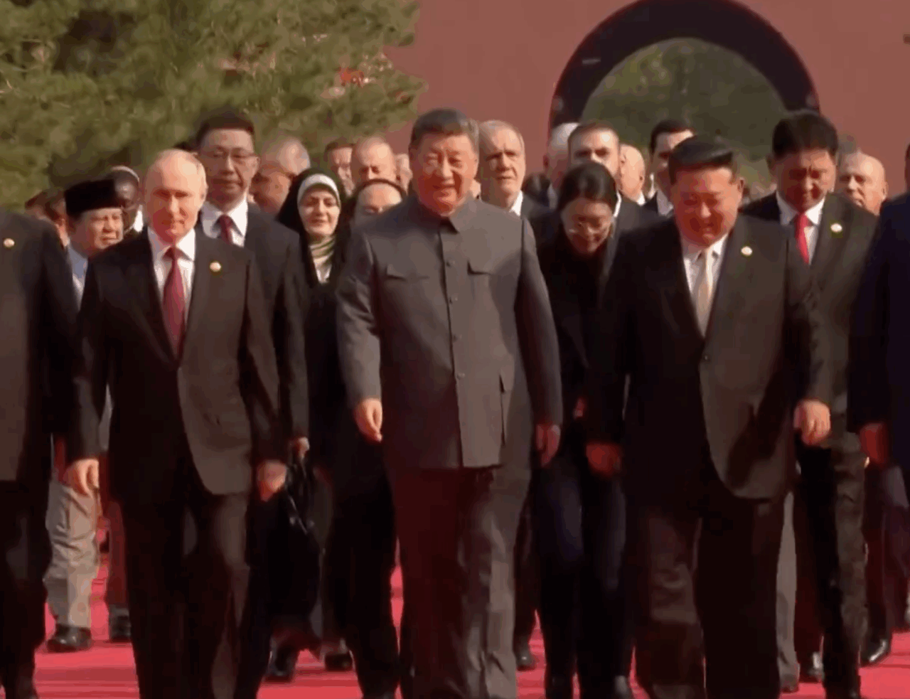 Alla parata per la vittoria Xi esibisce nuove armi davanti a Putin e Kim: “Il mondo scelga tra pace e guerra”