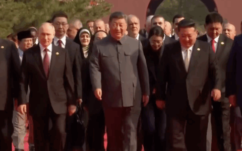 Alla parata per la vittoria Xi esibisce nuove armi davanti a Putin e Kim: “Il mondo scelga tra pace e guerra”