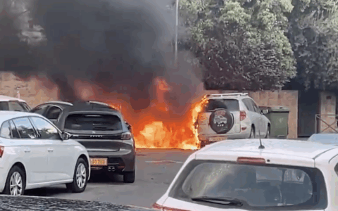 Manifestanti incendiano cassonetti davanti alla casa di Netanyahu