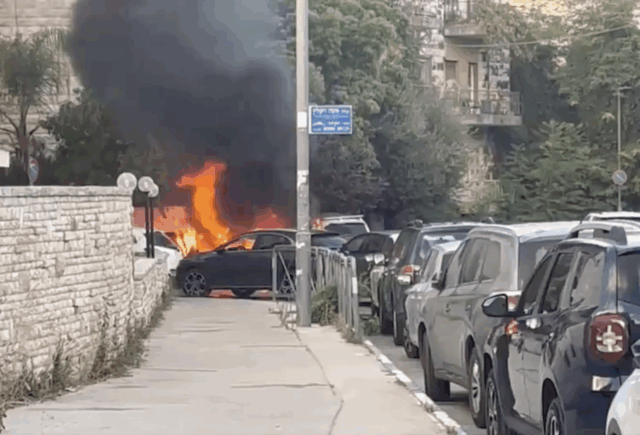 Manifestanti incendiano cassonetti davanti alla casa di Netanyahu