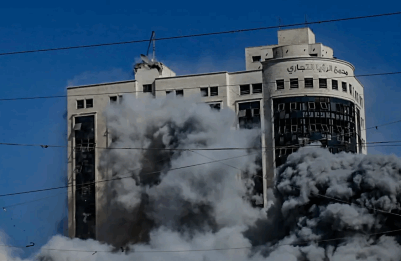 Quarto grattacielo colpito a Gaza City, Netanyahu ai civili: “Siete stati avvertiti; andatevene da lì”