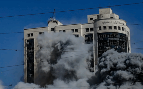 Quarto grattacielo colpito a Gaza City, Netanyahu ai civili: “Siete stati avvertiti; andatevene da lì”