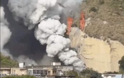 Esplode una fabbrica di fuochi d'artificio a Napoli: pompieri feriti in una esplosione