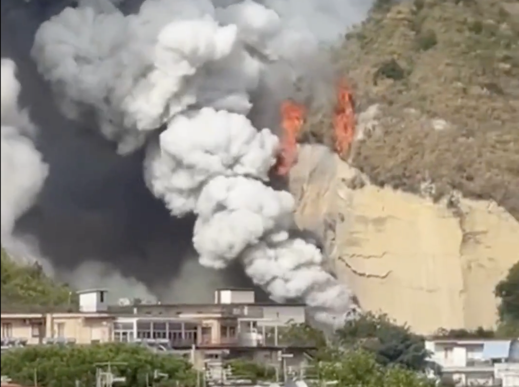 Esplode una fabbrica di fuochi d’artificio a Napoli: pompieri feriti in una esplosione