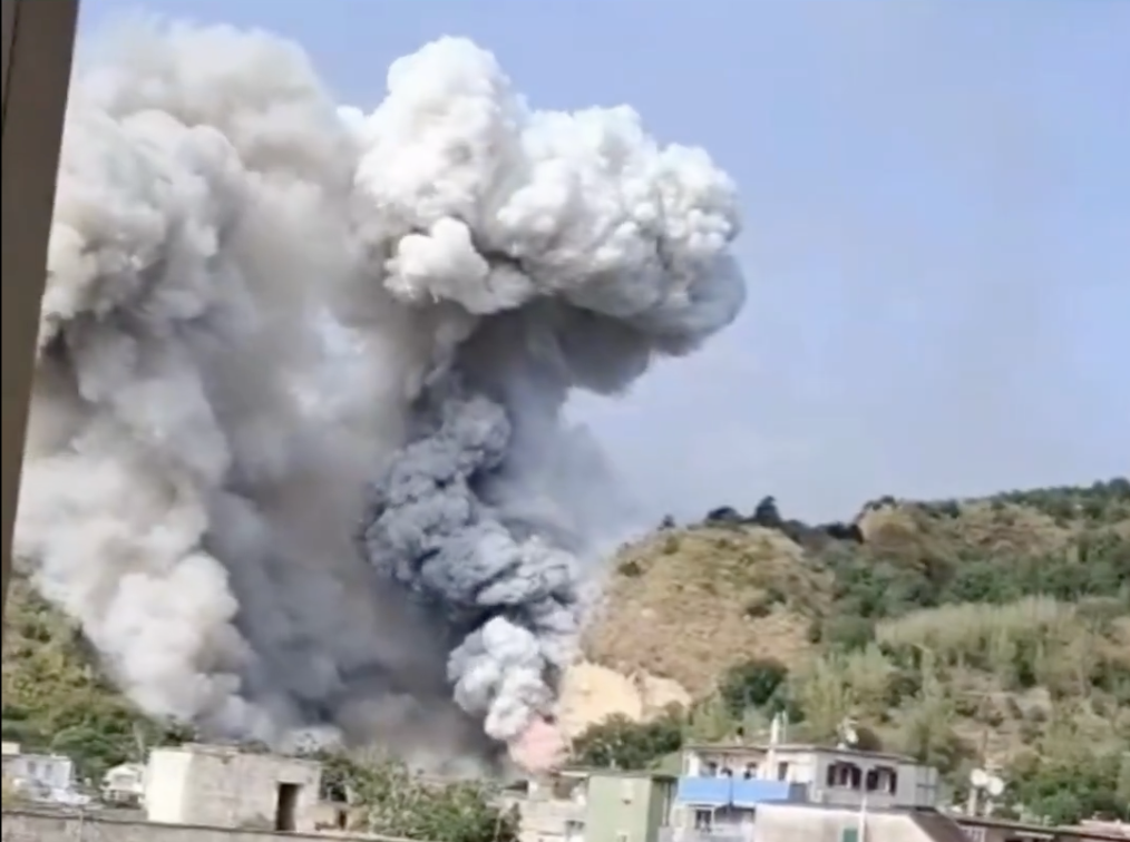 Esplode una fabbrica di fuochi d'artificio a Napoli: pompieri feriti in una esplosione