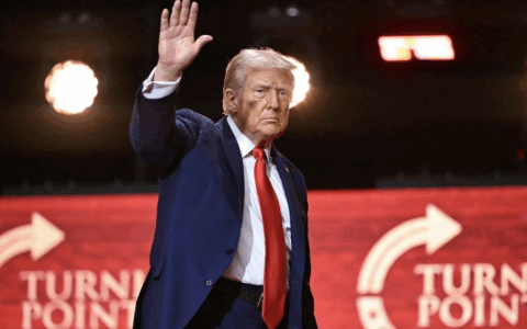 Cosa è il Tylenol, il farmaco a base di paracetamolo che Trump ha sconsigliato a donne in gravidanza e bambini