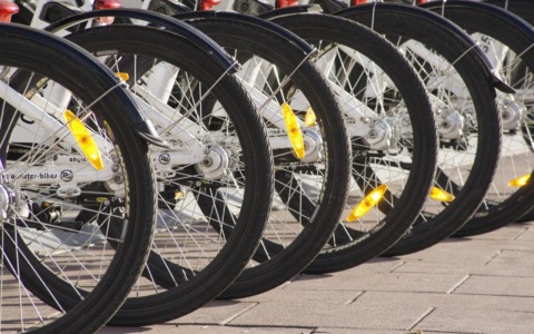 Mobilità attiva: muoversi in bici o a piedi fa bene alla salute