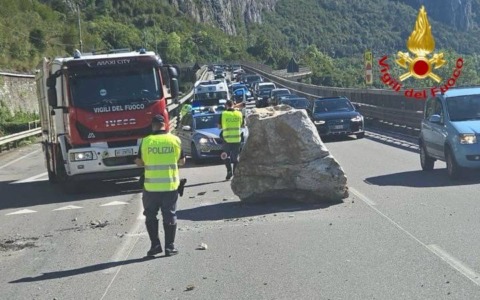Grande masso si stacca dalla montagna, rimbalza sulla ferrovia e poi sulla Statale: tragedia sfiorata e treni bloccati per tre giorni