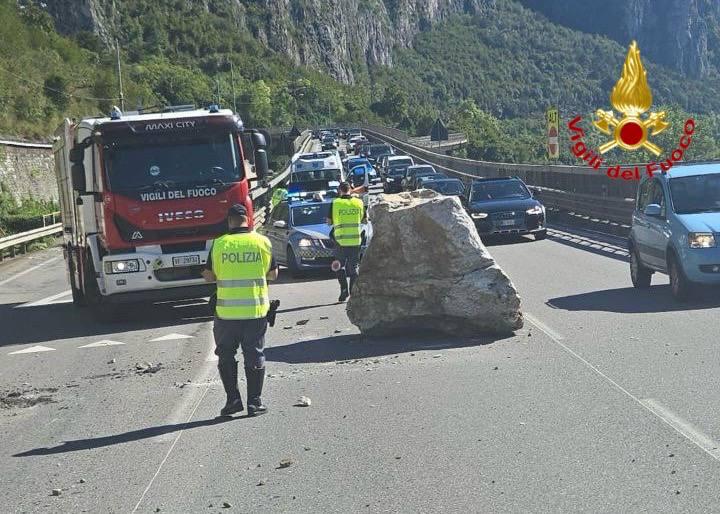 Grande masso si stacca dalla montagna, rimbalza sulla ferrovia e poi sulla Statale: tragedia sfiorata e treni bloccati per tre giorni