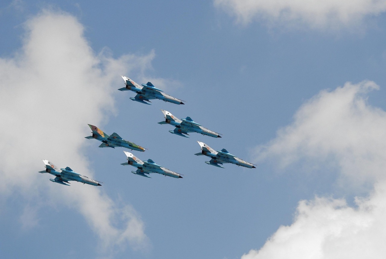 Nato e Usa intercettano jet russi. Mosca: “Se li abbattete è guerra”