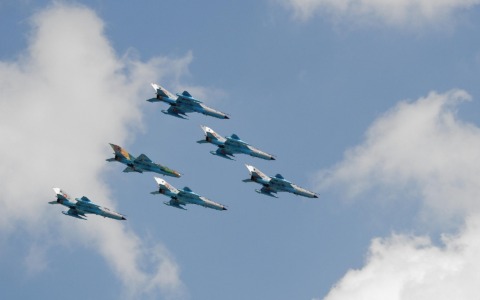 Nato e Usa intercettano jet russi. Mosca: “Se li abbattete è guerra”