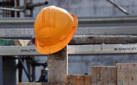 Incidenti sul lavoro, altri due morti: operaio precipita da una scala, elettricista schiacciato da un muletto