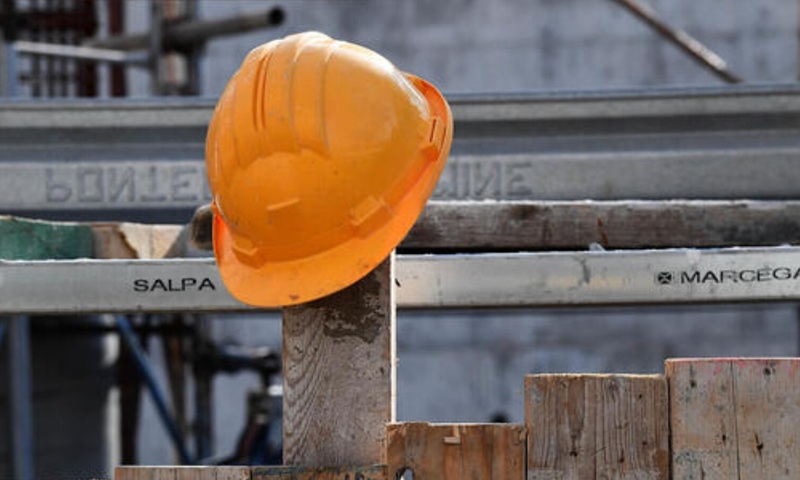 Incidenti sul lavoro, altri due morti: operaio precipita da una scala, elettricista schiacciato da un muletto
