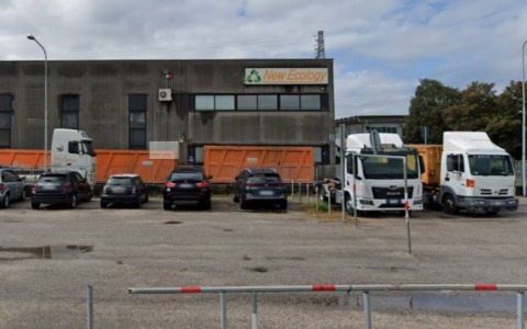 Travolto da carico di scarti da smaltire, muore operaio