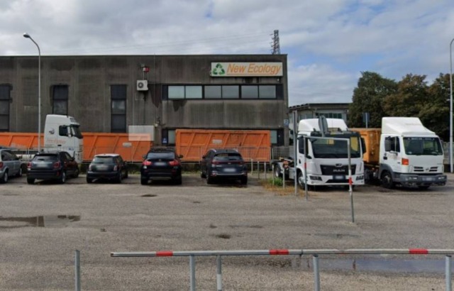 Travolto da carico di scarti da smaltire, muore operaio