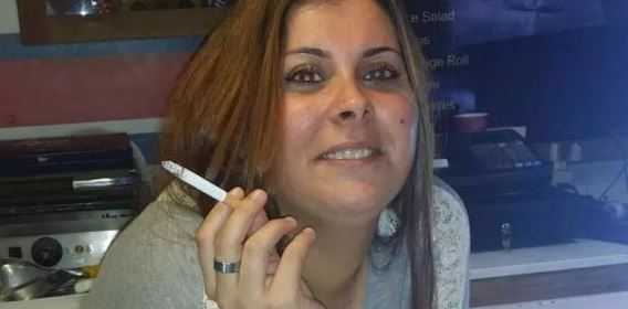 Travolta e uccisa mentre attraversa la strada con il figlio di 8 anni: l’investitore aveva il braccialetto elettronico anti-stalking
