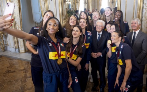 Mattarella e Meloni celebrano le Nazionali di volley campioni del mondo