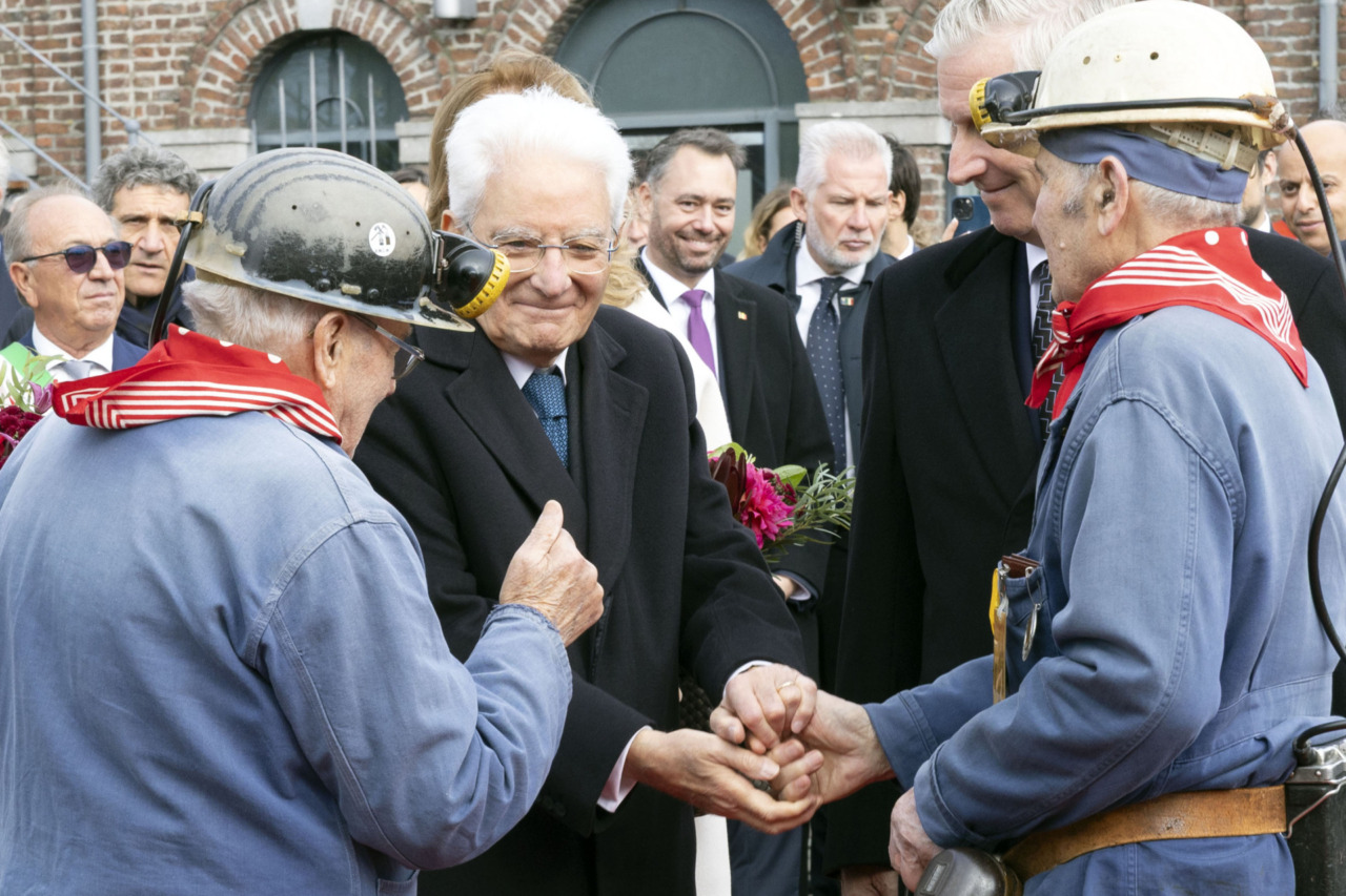 Mattarella in visita a Marcinelle per omaggiare le vittime: “Tragedia monito per la storia del nostro lavoro”