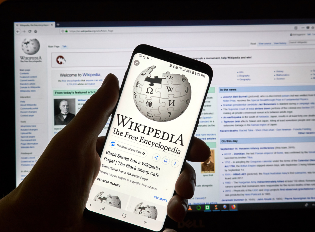 Anche Wikipedia perde lettori (umani): l’IA “ruba” il traffico. Ora gli editori si ribellano