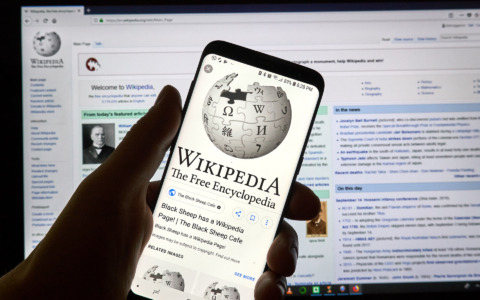 Anche Wikipedia perde lettori (umani): l’IA “ruba” il traffico. Ora gli editori si ribellano