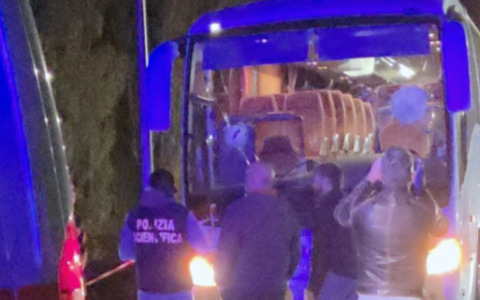 Assalto al pullman dei tifosi del Pistoia Basket: il più giovane dei fermati ha ammesso il lancio mortale
