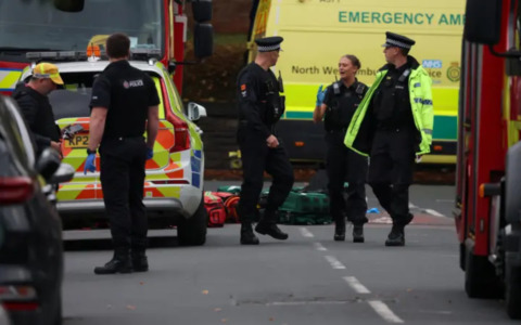 Attacco alla sinagoga di Manchester, arrestati tre possibili complici del killer. Polizia: “E’ terrorismo”