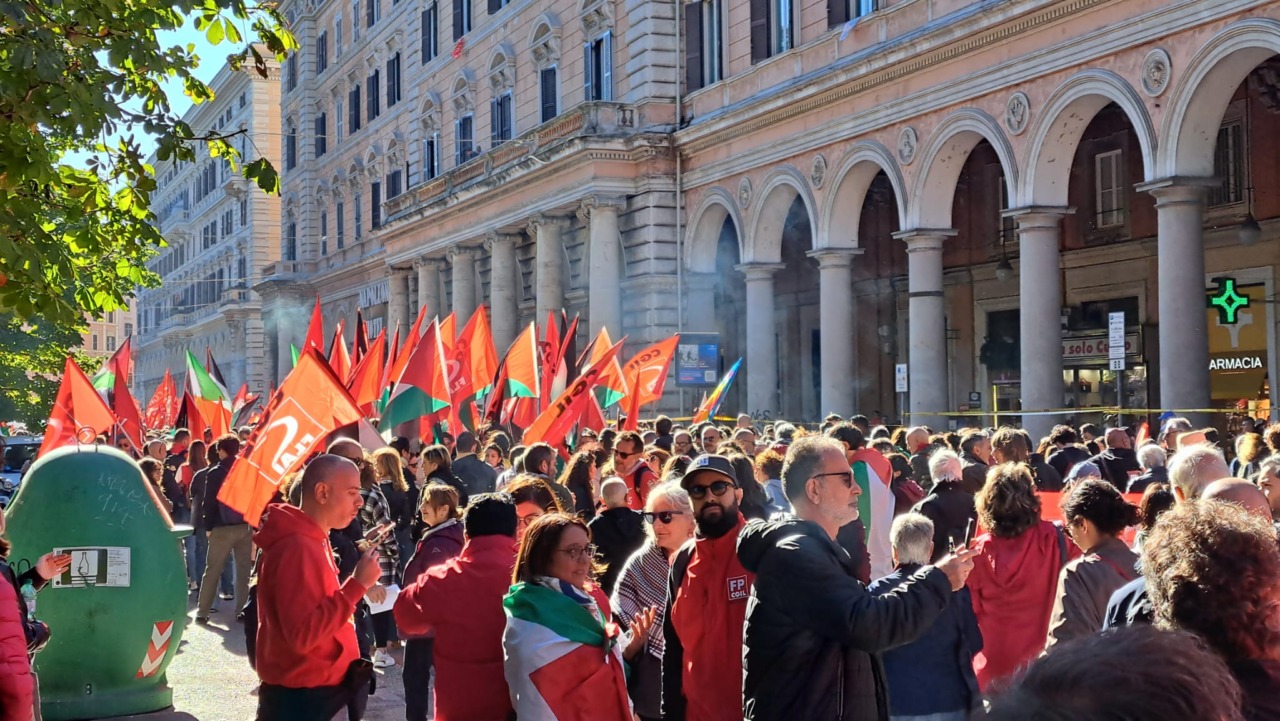 Sciopero generale per la Palestina: città bloccate, porti fermi e decine di migliaia in piazza