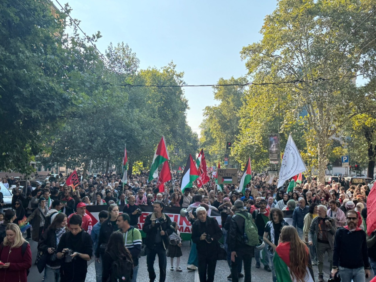 Sciopero generale per la Palestina: città bloccate, porti fermi e decine di migliaia in piazza