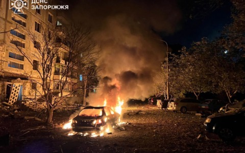 Ucraina, missili su Leopoli: sfiorato treno con 110 attivisti italiani. Zelensky: “Putin ride del silenzio dell’Occidente”