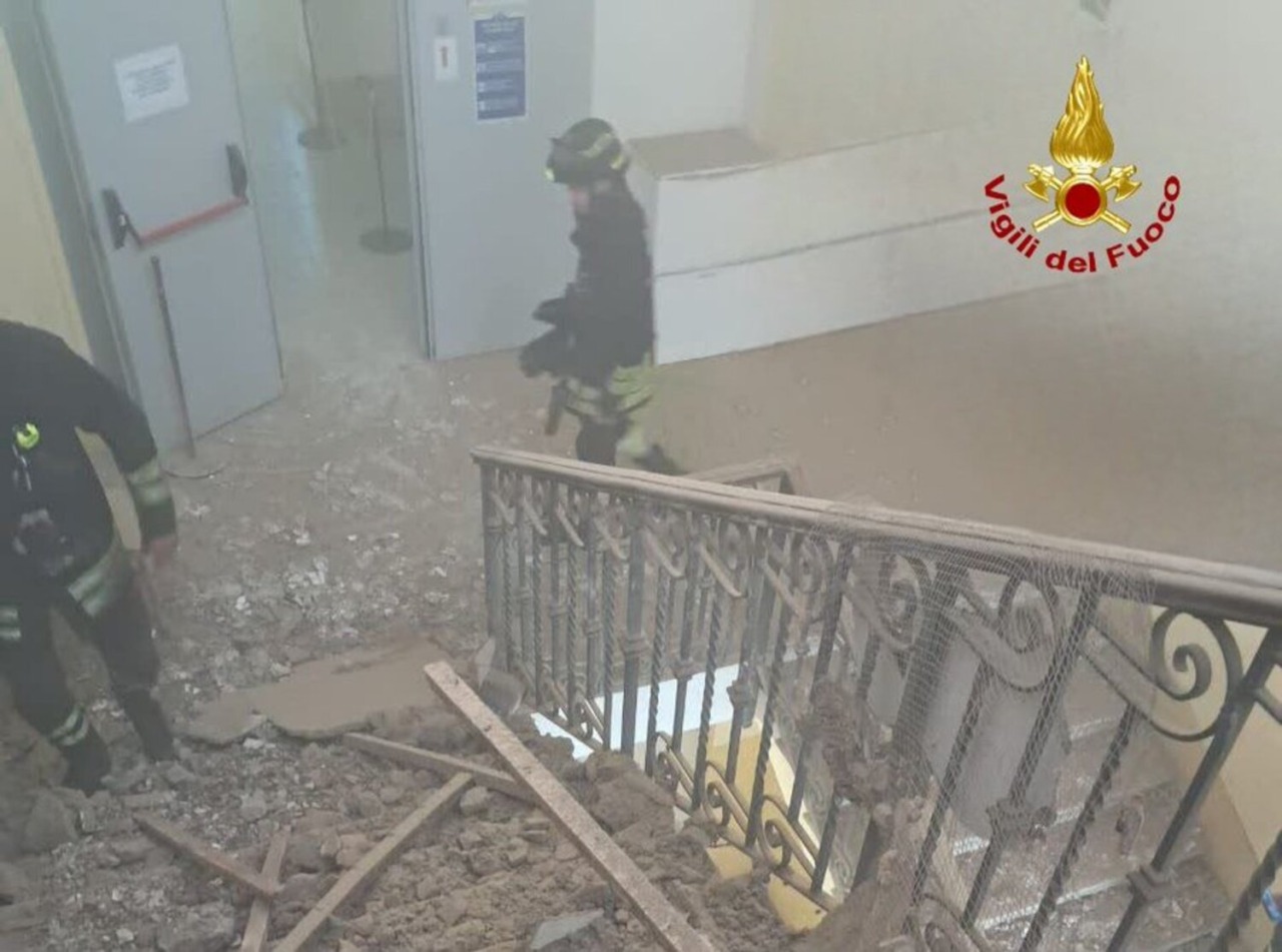 Roma, ancora paura in una scuola: crolla il controsoffitto alle superiori