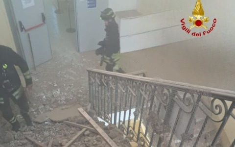 Roma, ancora paura in una scuola: crolla il controsoffitto alle superiori