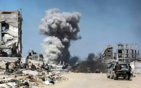 Gaza, raid israeliano su minibus: uccisa famiglia di 11 persone. Hamas: “A noi controllo ad interim”
