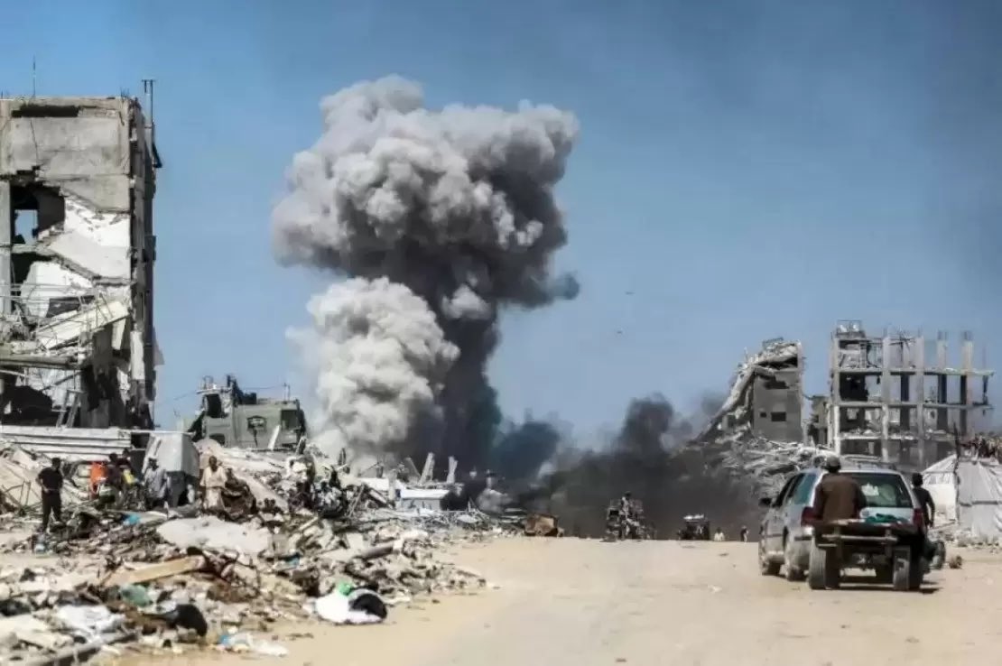 Gaza, raid israeliano su minibus: uccisa famiglia di 11 persone. Hamas: “A noi controllo ad interim”