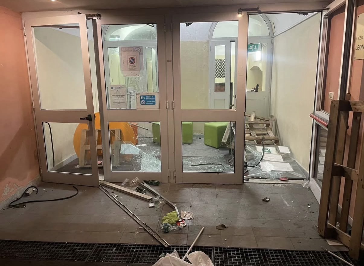 Genova, raid notturno al liceo Da Vinci: vandali devastano la scuola e disegnano svastiche
