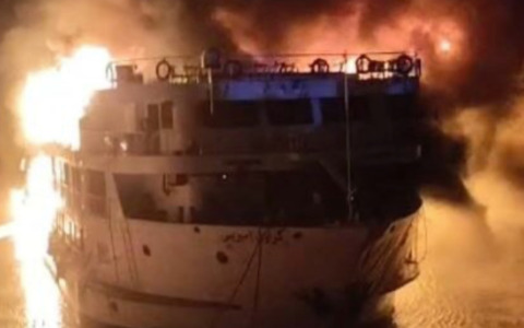 Nave in fiamme durante la crociera sul Nilo: a bordo 60 italiani