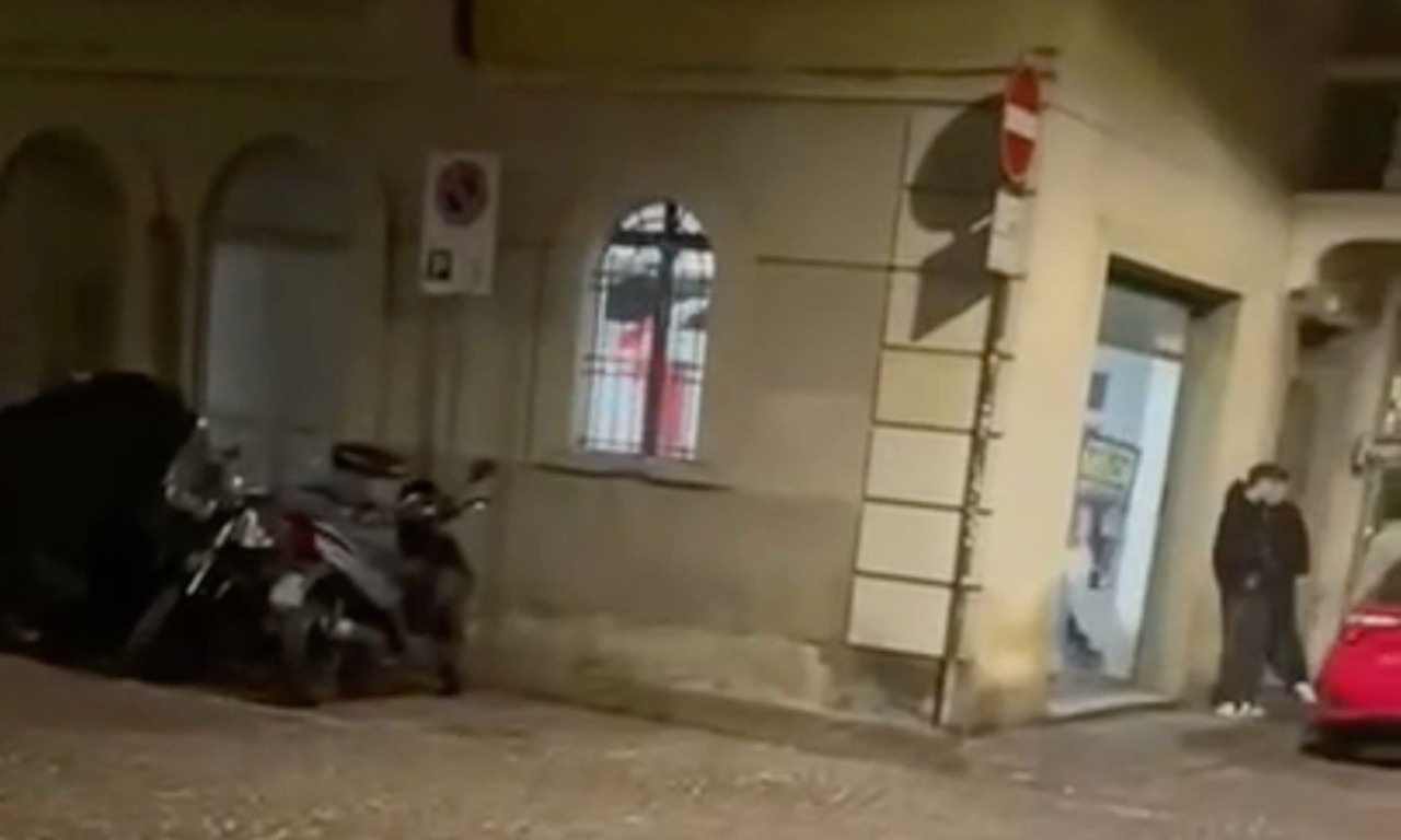 Cori fascisti nella sede di Fratelli d’Italia a Parma. Schlein: “Meloni tacerà ancora?”