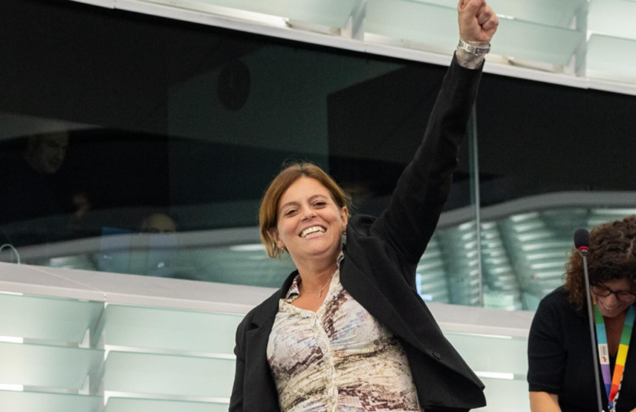 Ilaria Salis salva per un voto: il Parlamento europeo conferma l’immunità