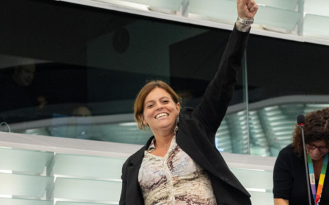 Ilaria Salis salva per un voto: il Parlamento europeo conferma l’immunità