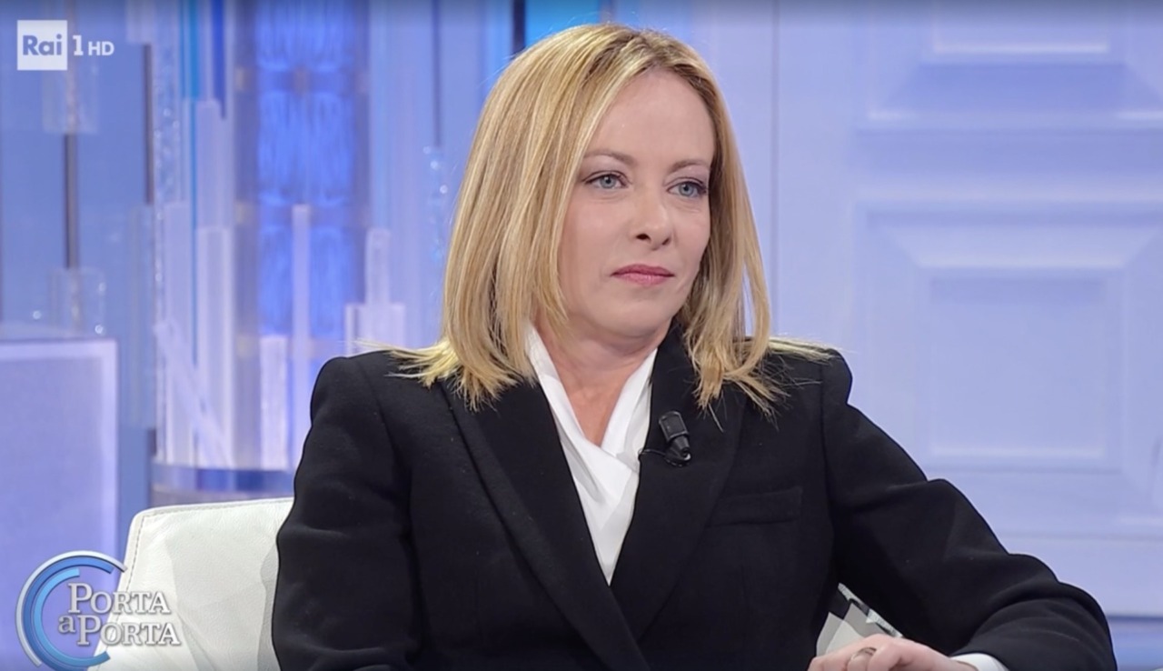 Meloni rivela da Vespa di esser stata denunciata per “concorso in genocidio”